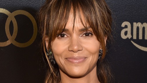 Halle Berry újraélesztette Macskanőt ebben a hiperszexi csipkecuccban