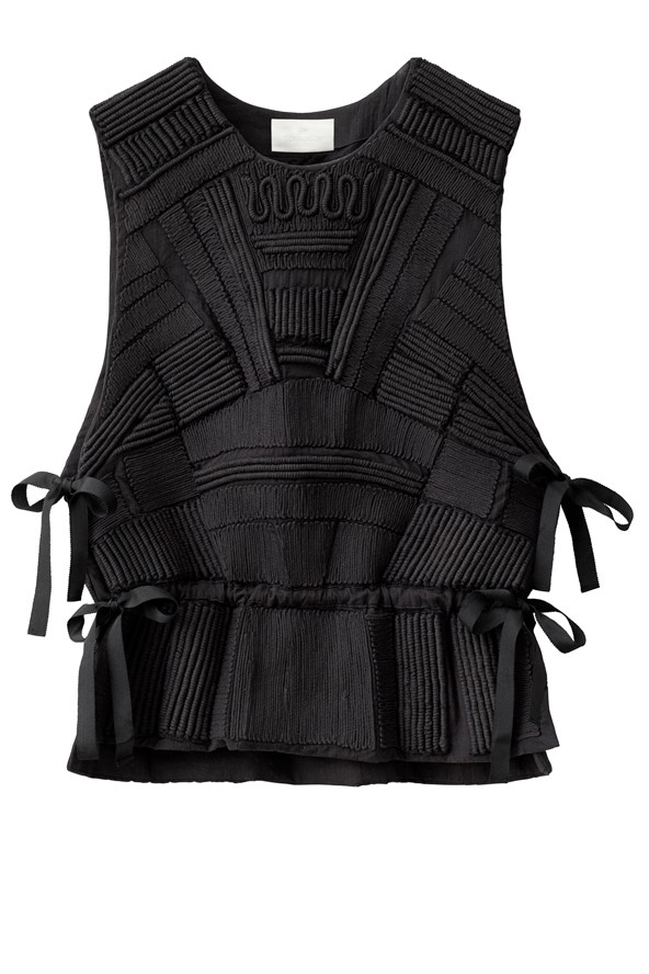 Ez a részletgazdas mellény a szamurájok viseletét idézi, nagyon eredeti darabja kollekciónak.