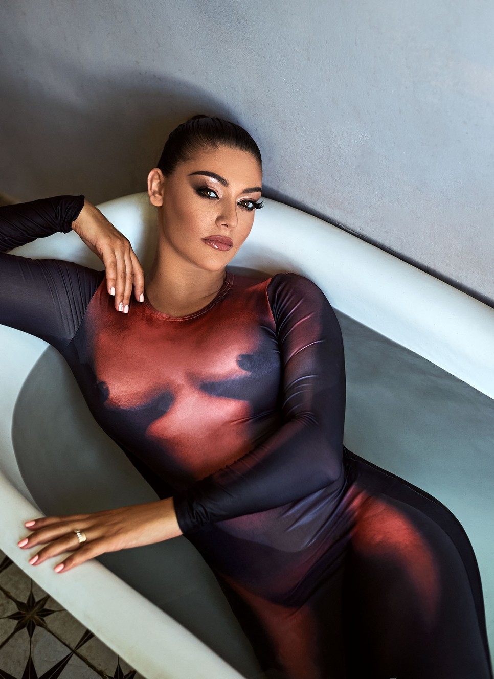 Stylist: Kiss Márk; Stylistasszisztens: Csaba Erika; Smink: Bényei Betti; Haj: Radván Simon Ruha SZPUTNYIK SHOP 