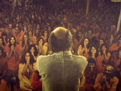 Hihetetlen, de igaz történet: szexguru, Rolls-Royce-ok, áhítat és gépfegyverek