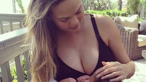 Első fotó! Chrissy Teigen meg is mutatta újszülött kisbabáját