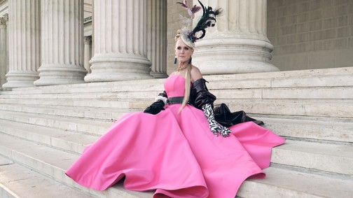 Szex és New York Budapesten: Carrie Bradshaw bőrébe bújt Spilák Klára, fenséges szettekben pompázott a 60 éves színésznő