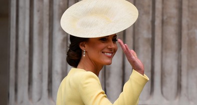 Katalin hercegné a királynő egyik kedvenc színében ünnepel Londonban