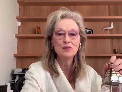 Meryl Streep köntösben, koktéllal a kezében a karantén koronázatlan királynője