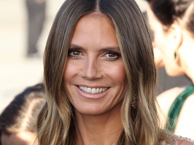 Heidi Klum ismét megvillantotta legendásan formás lábait, nem tudunk betelni vele