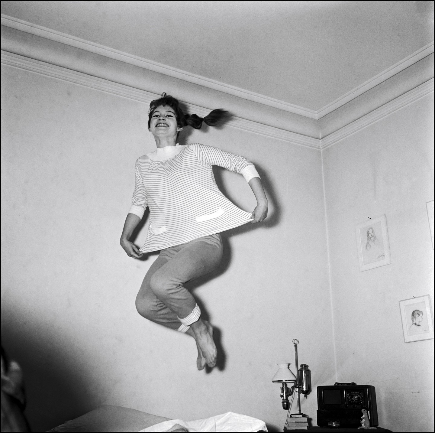 Párizsi hálószobájában ugrál Brigitte Bardot, akkor még nem sejtette, mekkora sztár lesz belőle (1952)