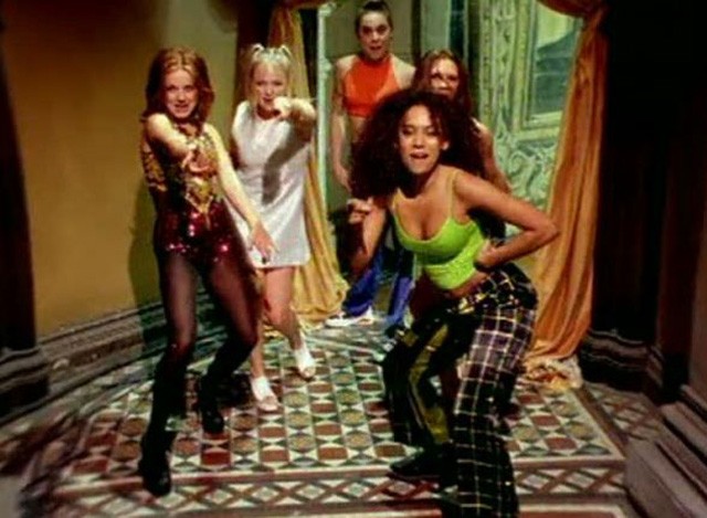 20 évvel később Baby Spice ellátogatott az ikonikus helyszínre, és mindenki megőrült