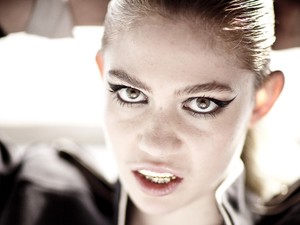 Szivárványszín és szédítő popzene: Ez Grimes világa