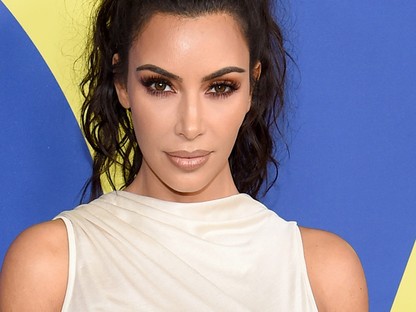 Annyira életszerűtlen, ahogy Kim Kardashian a konyhában süt, hogy csak nevetni tudunk