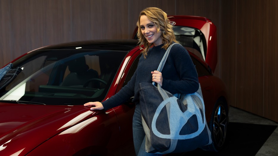 Lékai-Kiss Ramóna a Kata Szegedi márkával készült Hyundai recycled farmertáskával