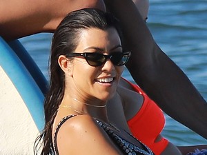 Kourtney Kardashian mellvillantós fürdőruhájától felforrt az internet
