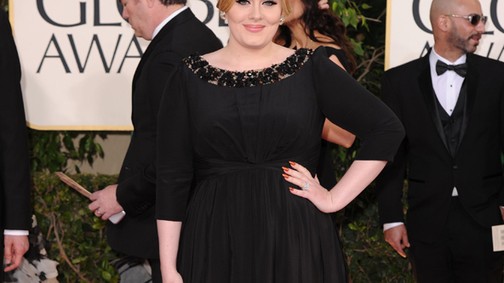 Adele feketében a vörös szőnyegen