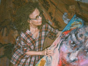 Hogyan válik a transzgenerációs trauma művészetté? Ismerd meg Eva Beresin festő művészetét!