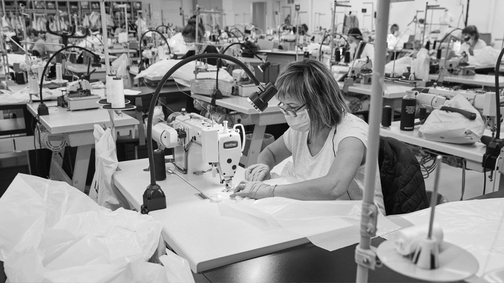 A Mango 13 000 köpenyt gyárt az egészségügyi dolgozók számára