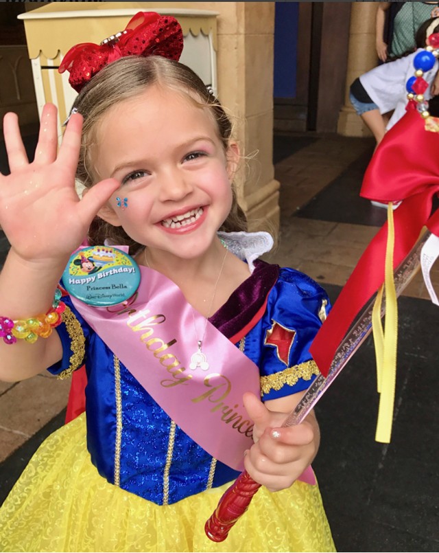 Alyssa Milano gyerekei hihetetlenül cukik! Disneylandbe látogatott a család!