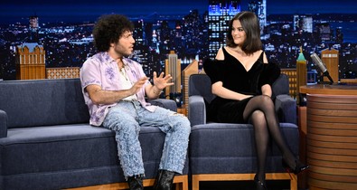 Selena Gomez és Benny Blanco forró csókjától te is zavarba jössz: csak úgy szikrázik a levegő a sztárpár között