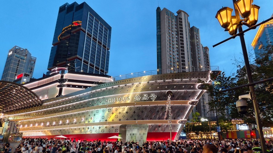 A kínai Louis Vuitton-üzletek közül ez a legnagyobb, Sanghajban a hajó formájú dizájn a híres monogramos bőröndök transzatlanti útjaira utal