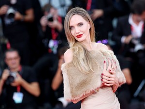 Ez tényleg ő lenne? Angelina Jolie mindössze 11 éves volt élete első Oscar-díjátadóján, káprázatos ruhájától le fog esni az állad