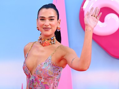 Dua Lipa úgy viseli a bugyiját, ahogy senki, mégis zseniálisan áll neki