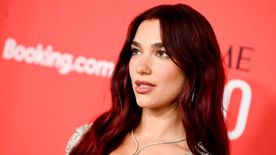 Dua Lipa bevállalta élete legnagyobb dekoltázsát