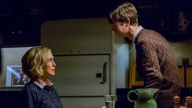Bates Motel: Psycho a kezdetektől: A Hitchcock remekmű előzményének szánt sorozat Norman Bates gyerekkorát mutatja be, amint apja halálát követően anyjával megnyitják oregoni moteljüket. Mind jól tudjuk, hogy nem az övékből lesz a minta anya-fia kapcsolat, de nyomon követni ennek, valamint Norman személyiségének alakulását, maga a pszichológiai terror.