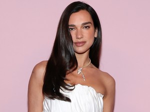 Dua Lipa arany meztelenfelsője maga az álom, csipkés melltartóját is megvillantotta benne