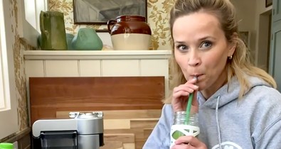 Reese Witherspoon ezt az isteni smoothie-t issza minden reggel, azonnal be kell iktatnod a napirendedbe