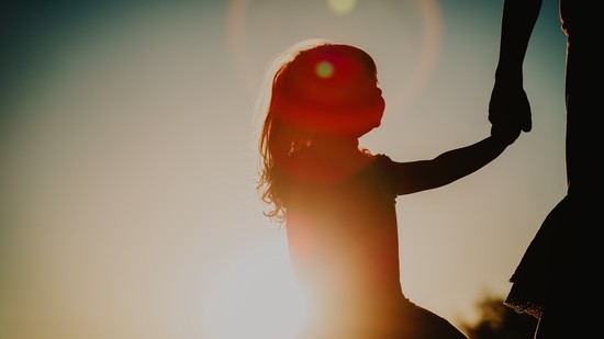 Szeretetből teszed tönkre a gyereked jövőjét a Facebookon, és még csak nem is tudsz róla