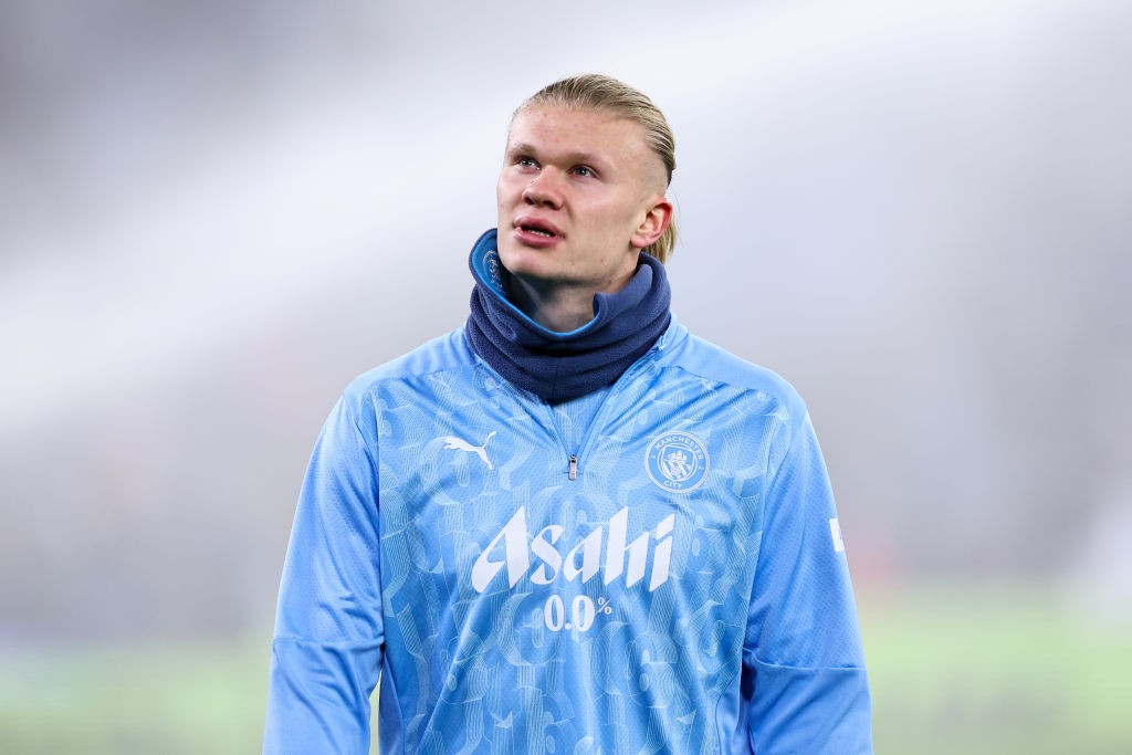 A norvég futballsztár 2025 elején a Salford City elleni kupameccsen mutatta meg jellegzetes, oldalt felnyírt, elől hátrafogott frizuráját.