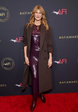 Az 58 éves Laura Dern egy flitteres bordó ruhát vett fel. 