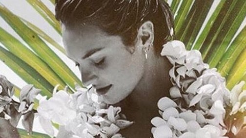 Bikiniben mutatta meg a kerekedő pocakját a bombázó topmodell