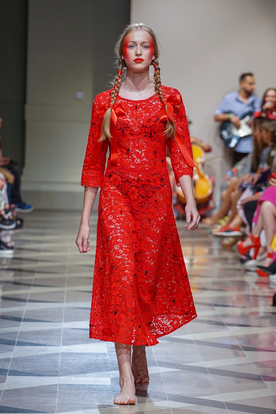 A csupacsipke Romani Design ruhák sok-sok nő és férfi szívét megérintették, mi tagadás, van ezekben a darabokban szenvedély!