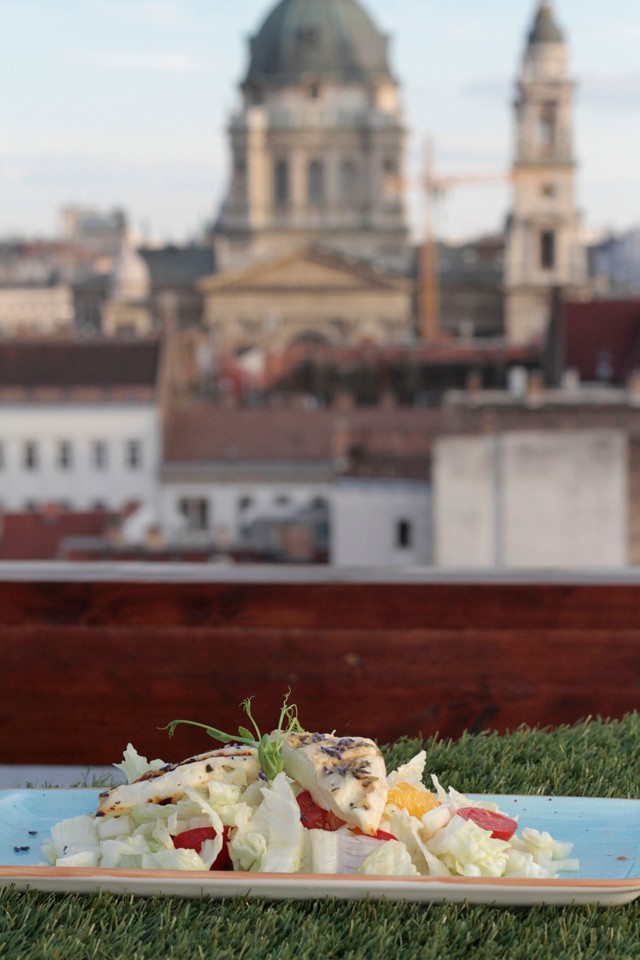 Sosem hallottál erről a bárról, pedig az egyik legszebb panoráma fogad a helyen