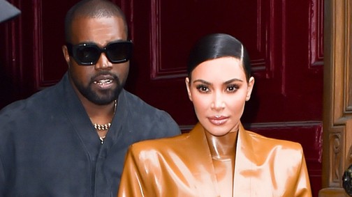 Pornósztárnak öltözve vitték játszani a gyerekeket a Kardashian-anyukák