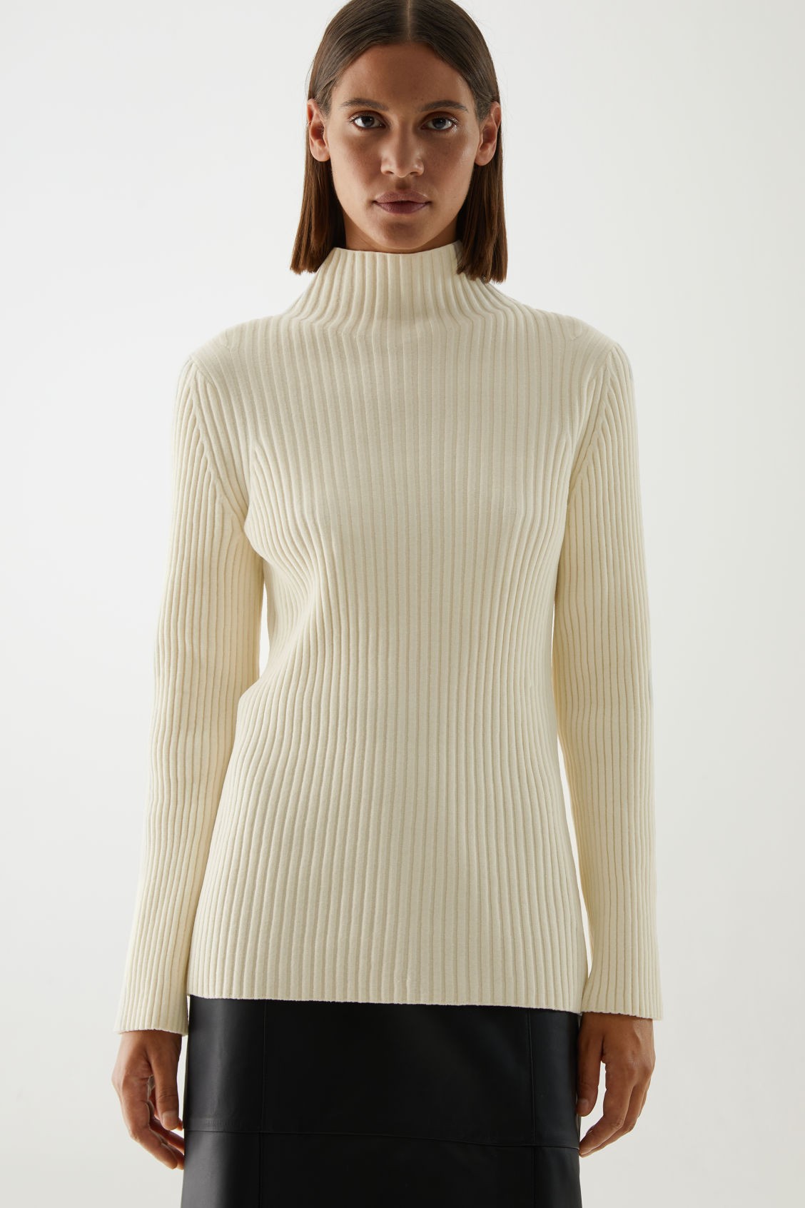 1. Klasszikus kötött pulóver - Organikus pamut bordázott pulóver magas nyakkal COS 89 euró