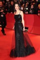 2016 - Minden szem Amal Clooney-ra szegeződött a Berlini Nemzetközi Filmfesztiválon, amikor ezt a vintage Yves Saint Laurent ruhát viselte, hogy elkísérje férjét az Ave, Cézár! című filmjének premierjére. A fekete ruhán tüllfedés volt, amely alatt flitteres sziluettet láthatunk. 