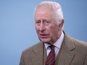 Szigorú szabályt szegett meg Károly király: fotók is készültek a váratlan jelenetről