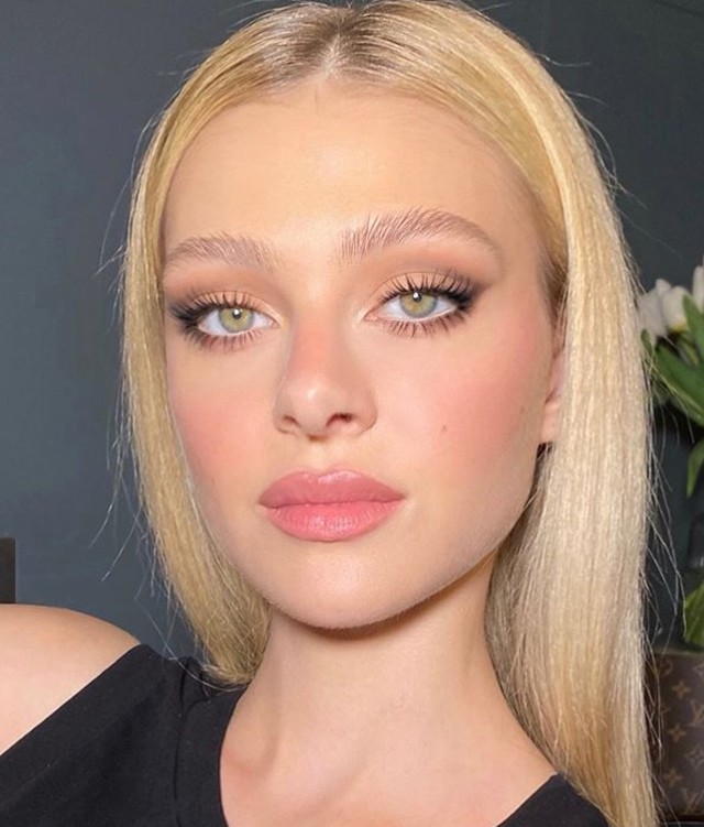 Get the Look: így készítsd el Nicola Peltz csodás földszínű sminkjét