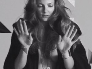 Istennő! - Mihalik Enikő videóban vetkőzik