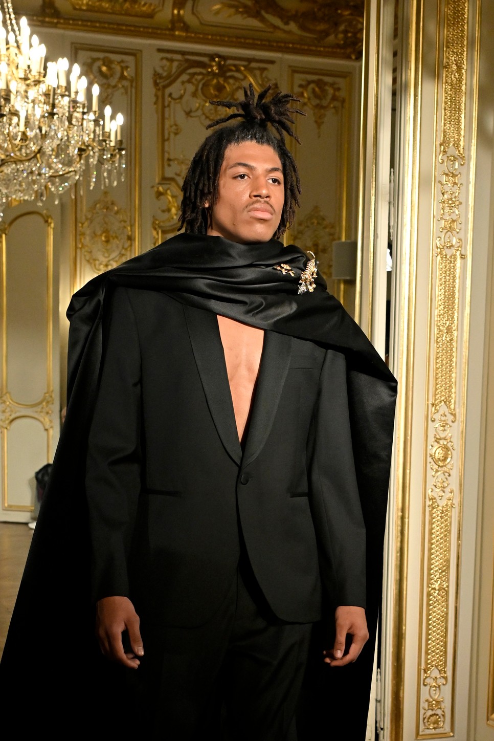 Henry Samuel nyitotta meg a Lena Erziak Haute Couture tavaszi divatbemutatóját