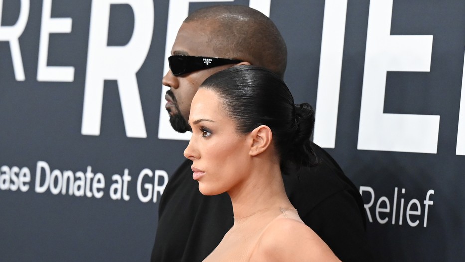 Kanye West ruhában, felesége meztelenül állt a Grammy vörös szőnyegén