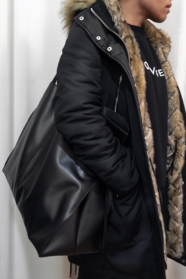 Anett először mutatja be ezt az új THEFOUR táskát