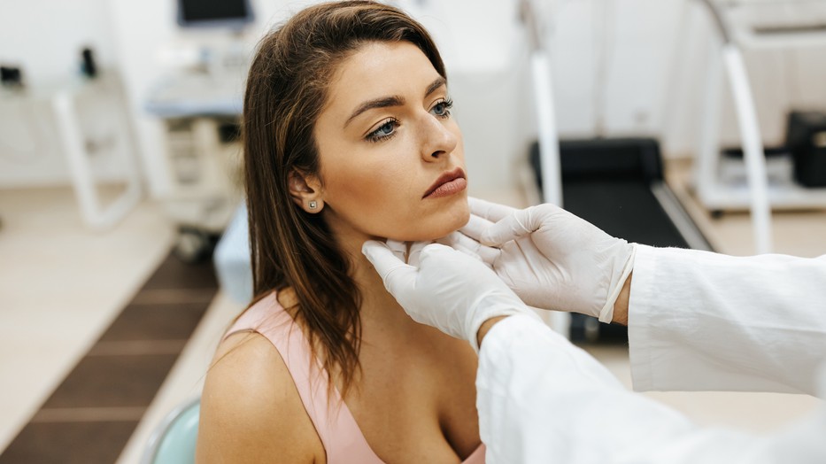 A pajzsmirigy nagyon sok kellemetlen panaszt okozhat, ezért érdemes egy kicsit utánaolvasnod, tájékozódnod a funkciójával, a kóros működésével kapcsolatban, hogy felismerd a tüneteket, ha nálad jelentkeznek, és mihamarabb orvoshoz fordulj!