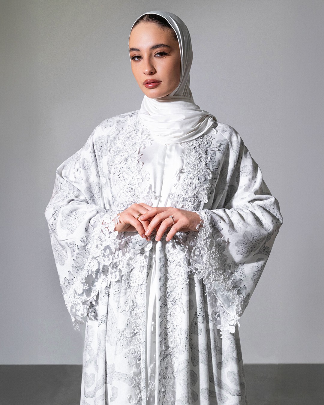 Czukormadár – A magyar örökség tisztelete: Matyó hímzés, fehér főkötő, Kalocsai Richelieu csipkék és Kalotaszegi írottas inspirálta darabok. Kiemelkedő elem az abaya, amely a keleti kultúra előtt tiszteleg.