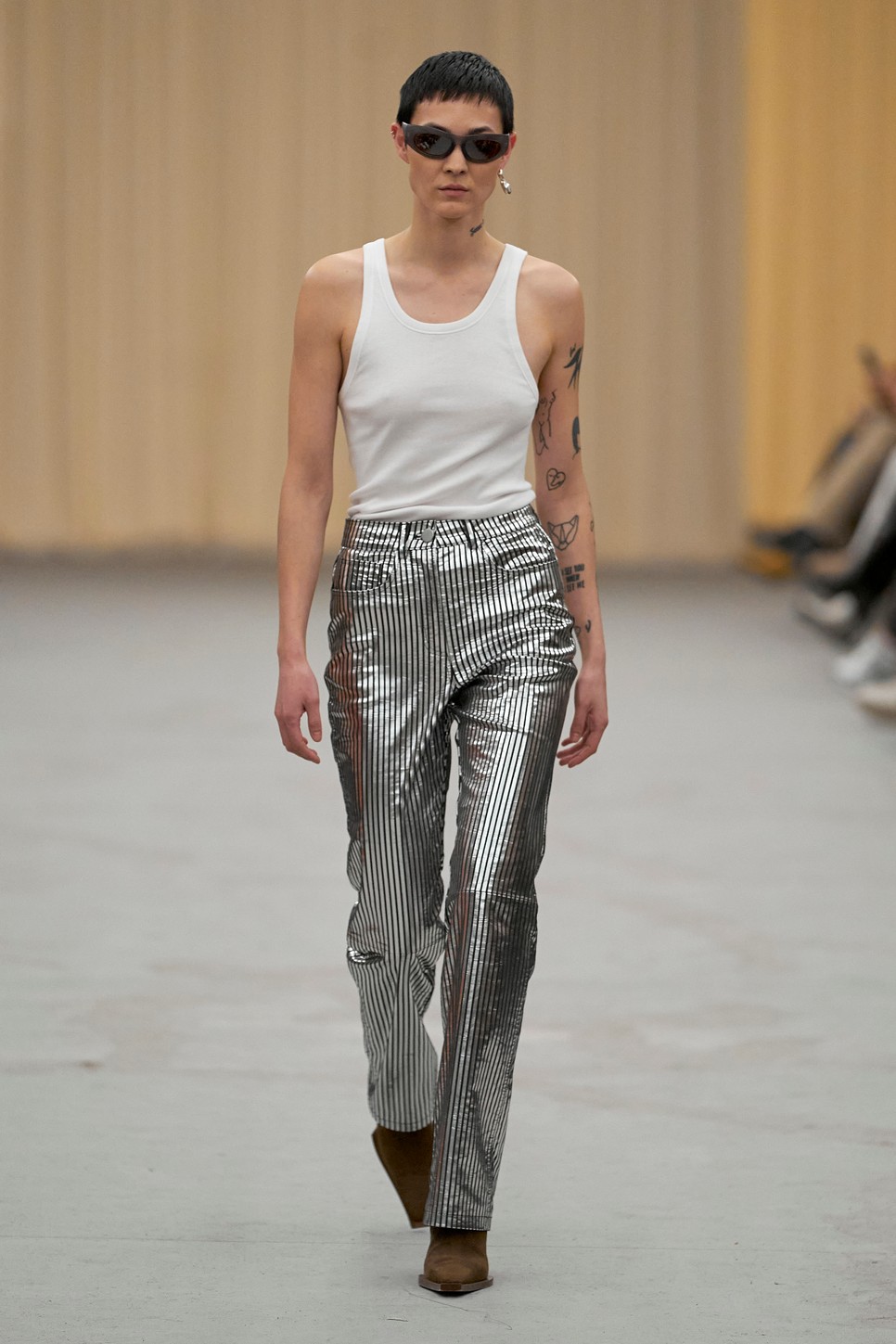 A Remain 2023-as őszi-téli kollekciójának ezüst nadrágja