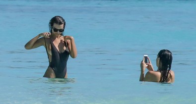 Emily Ratajkowski melltartó nélkül fürdőzött Mexikóban