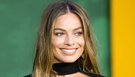 Margot Robbie kiharcolt egy csókjelenetet Brad Pitt-tel, és azt is elmesélte, érdemes volt-e