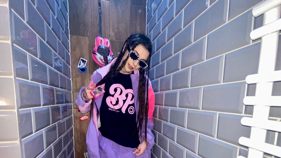    Sisi ma stúdiózni megy