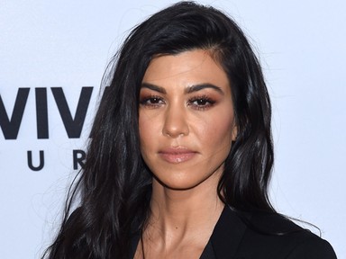 Születésnap Kardashian-módra: óriási fallosz és visítva hányás