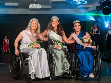 „Szeretném, ha az emberek nemcsak egy széket látnának hanem az embert is, aki benne ül” - Boldizsár Dalma nyerte a Miss Spinner 5. Nemzetközi Kerekesszékes Szépségversenyt